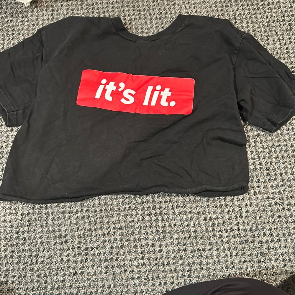 Graphic cropped tea ! Super cute just is too small